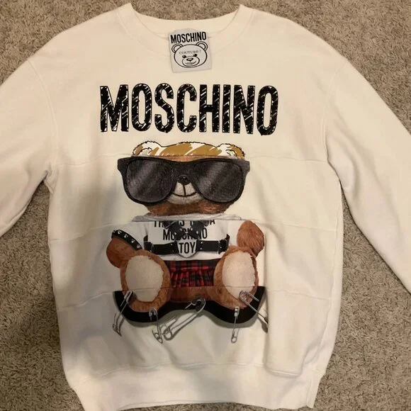MOSCHINO WHITE TEDDY SWEATSHIRT. size 4-6 (US). white.Chic Moschino sweater in
